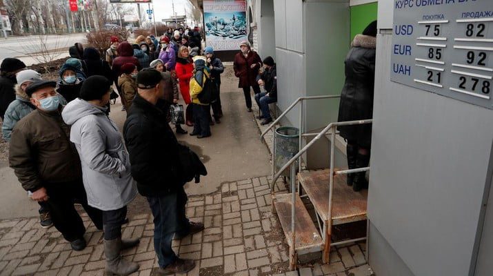 warga antre untuk pengambilan uang di bank ukraina reutersalexander ermochenko 1 169