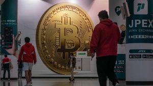 iklan yang menampilkan token cryptocurrency bitcoin di hong kong 169